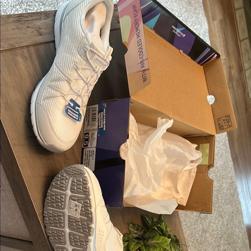 Skechers White Sneakers Minimalist Design Comfortable Sole